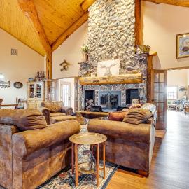 Secluded, Waterfront Home w/ Patio in Craigville!、Craigvilleのホテル