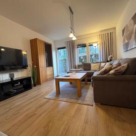 Wagner Apartment Bayreuth FeWo - Erdgeschoss - nähe Festspielhaus - Free-WiFi - Schlafzimmer - Boxspringbetten - große Küche - Dusche - Badewanne - extra WC - Terrasse - DTV-Zertifiziert, hotel in Bayreuth