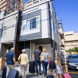 Free parking for compact cars 4 minutes walk from Kawaguchi Newly built three-story single-family house with 78 square meters 18 minutes by train to Ueno, hotel u gradu Kavaguči