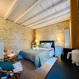 La Bonne Brise Independent Room with Terrace, hotel u gradu 'Grandcamp-Maisy'