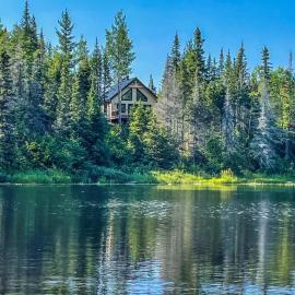 Chalet cozy en bord de lac, hotel a Saguenay