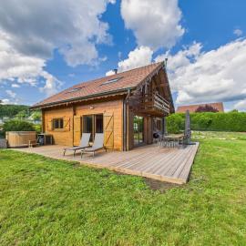 Cozy chalet with Nordic bath, hotel in Plancher-Bas