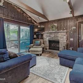 Inn Harmony- Cabin with Game Room Hot Tub Firepit, hôtel à Lake Harmony