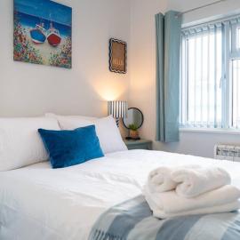 The Little Blue House by Sheppey Stays -Cosy 2BR Blue House - Near Docks with Parking & Garden - Ideal for Contractors & Families, hotel em Sheerness