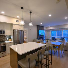 2 bedrooms-3 beds 2 baths-Rocky Creekside Retreat - Top Floor - Heated Pool and Hot Tub, hotel in Dead Man's Flats