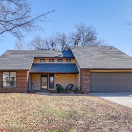 Groups Welcome, Central Location! Tulsa Gem + Yard, hotel in Tulsa