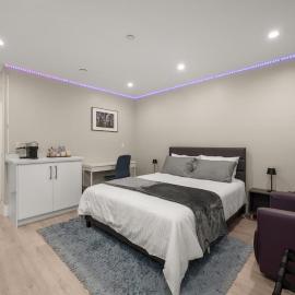 Modern 1 Bed Suite Easy Transit to Downtown and YVR، فندق في فانكوفر