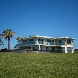 Wills On The Water Beachfront Apartment