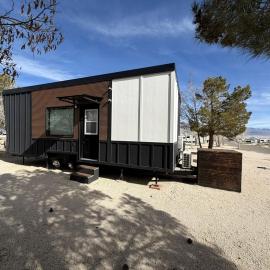 Stylish Modern Tiny House on Wheels with Stunning Mountain Views Near Lone Pine, California, Hotel in Lone Pine