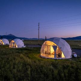 Secluded Montana Dome Retreat with Stunning Mountain Views Near Yellowstone National Park, hotel a Brisbin