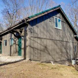 Secluded Studio Getaway with Outdoor Living and Trails Near Siloam Springs, Gentry, AR, viešbutis mieste Gentry