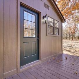 Serene Woodland Studio Retreat with Outdoor Amenities, Near Fishing, Hiking & Gentry, AR, hotel a Gentry