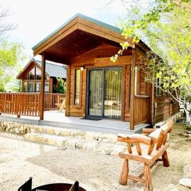 Cozy Mountain-Style Cabin with Scenic Sierra Nevada Views Near Lone Pine, California, хотел в Лон Пайн