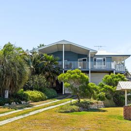 Large Pet-Friendly Falcon Bayview Beach House with Ocean Views, מלון בFalcon