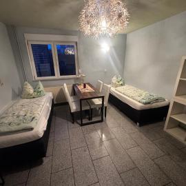 Familyroom 6 P Free WiFi Gemeinschaftsbad، فندق في Hausbreitenbach