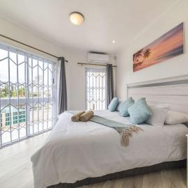 Elegant 2 Bedroom Apartment 150m from Beach - 2 Palms