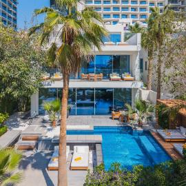 FIVE Palm Beachfront Villa -Private Pool & Jacuzzi, Panoramic Views, by Exclusive Holiday Homes