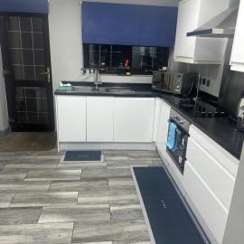 Marvel Abbeywood, Luxury 3 bedroom House with parking, 2mins walk to Elizabeth Line