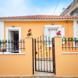 Spacious 2 Bd Detached House in Kefalonia w Patio, hotel u gradu Liksuri