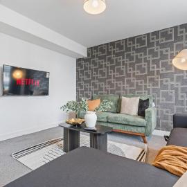 #128 Large Coleshill House - Sleeps 9 Close to NEC and Birmingham Airport - Free Parking, hotel u gradu 'Coleshill'