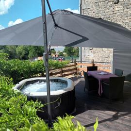 Maison de campagne avec jacuzzi, animaux de compagnie acceptés，Saint-Joire的飯店