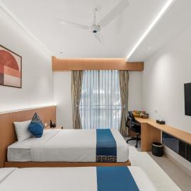 Yolotel-Off airport road