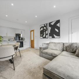 1 Bedroom Apartment with Free Parking - 5-Min Walk to Beach & Ayr Town Centre, hotel di Ayr