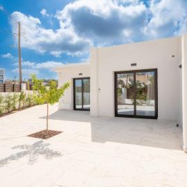 New Bungalow with community pool 400m to Venus Beach, מלון בפאפוס