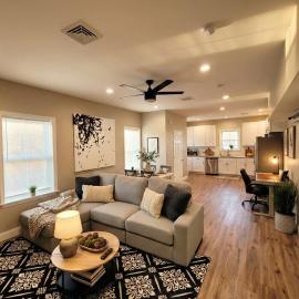 The loft at Park Place - 3rd floor walk up King and Queen beds fast WIFI and free coffee