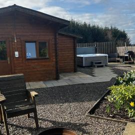 Lochinvar - Highland Log Cabin with Private Hot Tub, hotel a Airdrie
