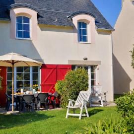 LocaLise - Maison E4 au Guilvinec - A 20m de la mer avec jardin et piscine - Tout à pied, plages, port, centre, commerces, marché - Wifi inclus - Linge de lit inclus - Animaux bienvenus – hotel w mieście Guilvinec