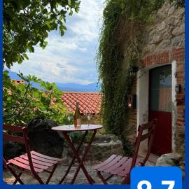Charming stone house in Eus - Vue sur les Montagnes & Confort 2025، فندق في Eus