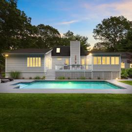 Amazing Southampton Home with Private Heated Pool, hotel v destinaci Southampton
