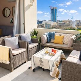 Bright spacious getaway close to the Sea, Hotel in Gżira