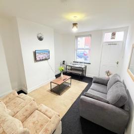 Cozy corner - 3 Bedroom Full House - Perfect for Families, Couples And Company Contractors, Hotel in Wakefield