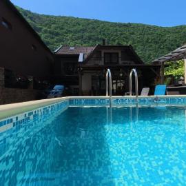 Casa Adriana, hotel u gradu 'Băile Herculane'