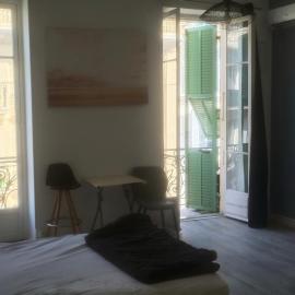très grande chambre climatisée plein centre Nice avec balcon