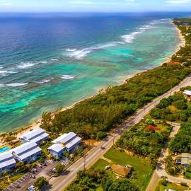 Moon Bay 2 Bdr Beachfront Condo with Pool and Tennis, hotel v mestu Bodden Town
