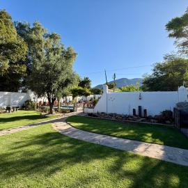 그라프 레이넷에 위치한 호텔 Far Far Away Guesthouse - 4-star Luxury Karoo Escape with Garden, Pool & Personal Touch