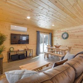 Fish, Swim, Play: 'Voyager’s' Family Cabin w/ Yard, hotel di Danbury