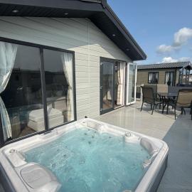 The Retreat 21 Lodge- Hot Tub, pet friendly, WiFi, bath - Golden Palm Resort - Meadow Lakes Caravan & Lodge Hire