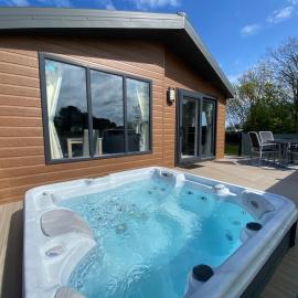 The Retreat 1 - Hot tub Lodge, pet friendly, WiFi & bed linen- Golden Palm Resort - Meadow Lakes Caravan & Lodge Hire, hotel in Chapel Saint Leonards