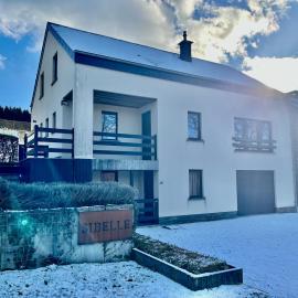 Comfortable holiday cottage in Herbeumont - 5 bedrooms, 3 bathrooms, SAUNA, hotel a Herbeumont