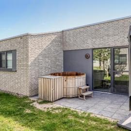 Gorgeous Home In Lembruchdümmer See With Sauna, hotell i Lembruch