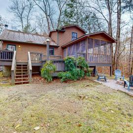 Serene Cabin Sleeps 6 Fire Pit Porch Hot Tub、タウンゼンドのホテル