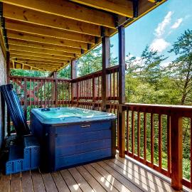 Hillside Cabin Sleeps 10 Hot Tub Stunning Views, hotell i Townsend
