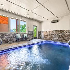 Luxe Cabin Sleeps 14 Pool Hot Tub Theater Room