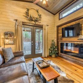 New Authentic Luxe Tiny House Sleeps 4 Hot Tub, hotel a Pigeon Forge