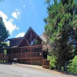Spacious Cabin Sleeps 16 Games Near Downtown