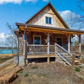 Cozy Lake Front Cabin Sleeps 4 Dock Play Yard, hotel u gradu 'Dandridge'